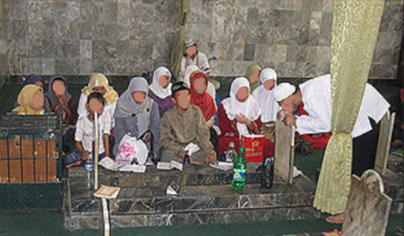 Syirik doa minta hajat di makam kubur wali